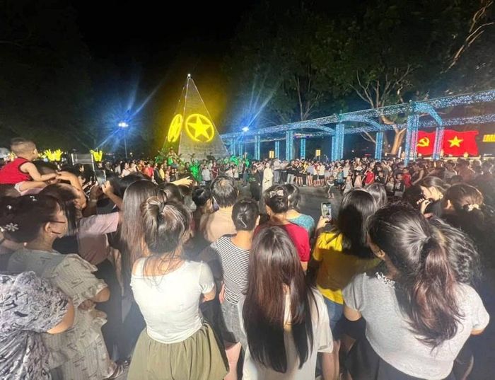 Đặc biệt, lượng người và phương tiện đến khu vực Phố đi bộ tăng cao, nhiều thời điểm các khu vực biểu diễn chật kín khán giả. Hình ảnh các gia đình, các bạn trẻ và du khách cùng hòa mình vào không gian nghệ thuật đã khẳng định sức hút ngày càng lớn của Phố đi bộ Yên Bái