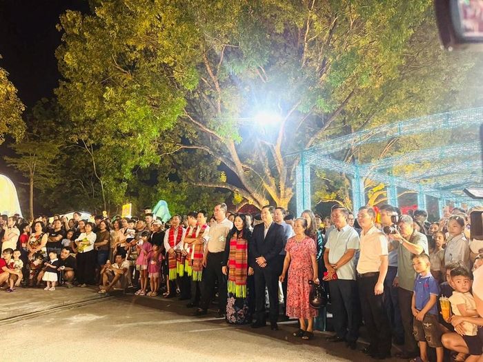 Tiếp nối thành công tuần đầu, tối 25.7, chương trình do UBND phường Yên Bái tổ chức tiếp tục diễn ra trong không khí sôi nổi, vui tươi. Ngay từ sớm, khu vực Phố đi bộ đã trở nên nhộn nhịp, tạo nên không gian văn hóa cộng đồng rực rỡ và đầy sức sống.