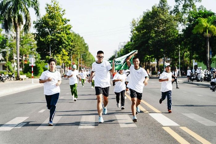 Các đại biểu cùng người dân hưởng ứng thông điệp Olympic "Nhanh hơn - Cao hơn - Mạnh hơn - Cùng nhau"