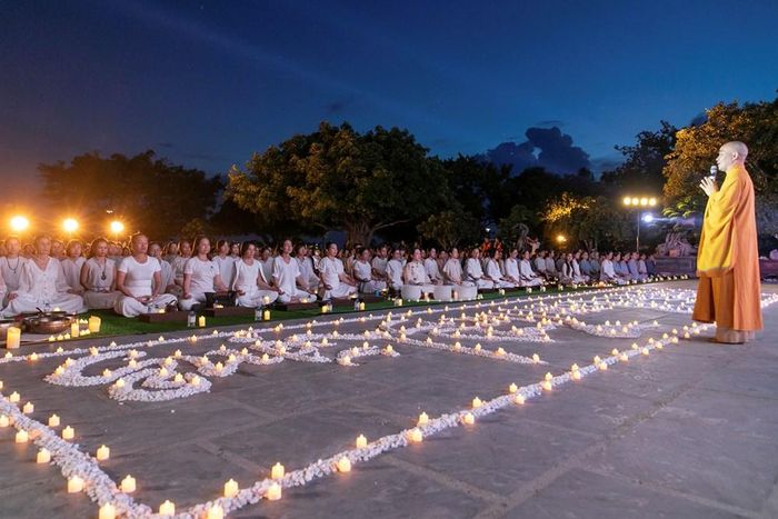 Chương trình đưa người tham gia hòa mình vào không gian thanh tịnh của Chùa Linh Ứng với chuỗi hoạt động như hướng dẫn thực hành thiền, thiền kết hợp chuông xoay, trình tấu thanh âm Gong, hát thiền ca tập thể cùng các phần chia sẻ về phương pháp thực hành và lợi ích của thiền đối với sức khỏe tinh thần