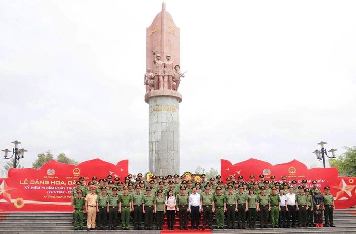 Các đại biểu dâng hương, chụp ảnh lưu niệm tại Khu Di tích lịch sử quốc gia Ban An ninh Khu IX, xã U Minh Thượng