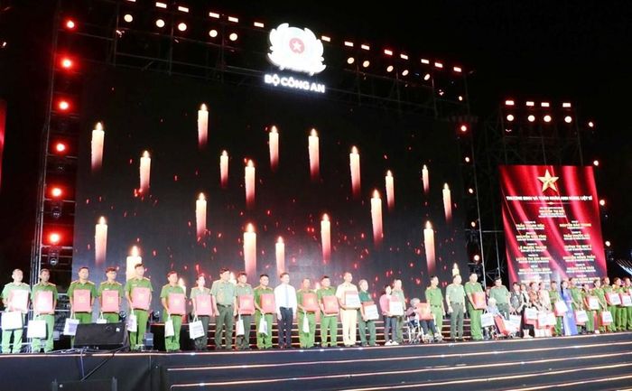 Những phần quà tri ân được trao tặng thân nhân, đại diện các gia đình thương binh, liệt sĩ Công an nhân dân