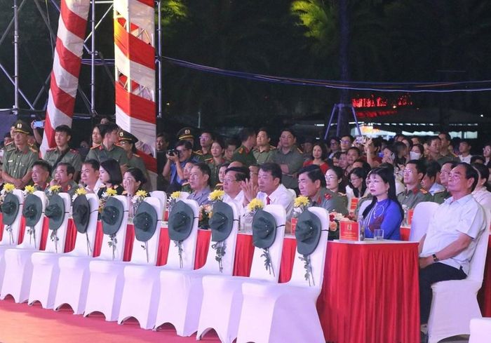 Các đại biểu tham dự Chương trình chính luận nghệ thuật đặc biệt “Giữ trọn lời thề”