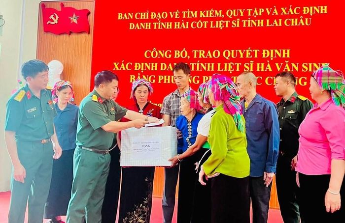 Bộ Chỉ huy Quân sự tỉnh Lai Châu đã trao quà động viên thân nhân gia đình liệt sĩ Hà Văn Sinh