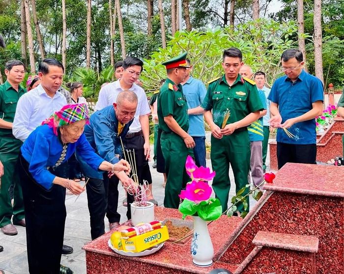 Các đại biểu cùng thân nhân gia đình đã đến Nghĩa trang Liệt sĩ xã Than Uyên dâng hương, tưởng niệm liệt sĩ Hà Văn Sinh