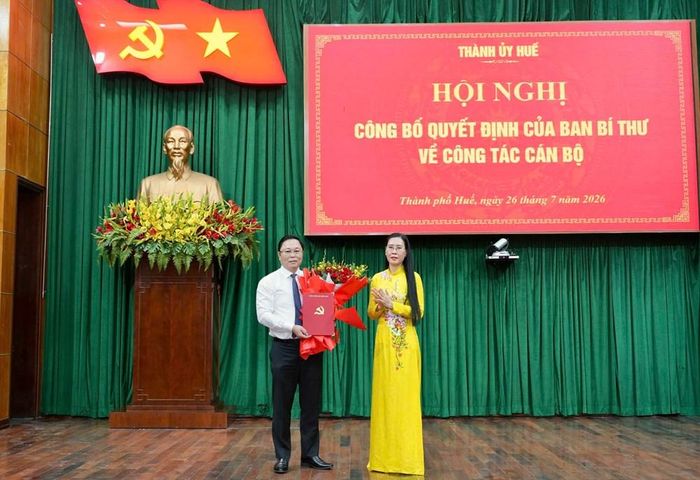 Bà Bùi Thị Quỳnh Vân - Phó Trưởng Ban Tổ chức Trung ương trao quyết định của Ban Bí thư cho ông Lê Trí Thanh. Ảnh: N.H