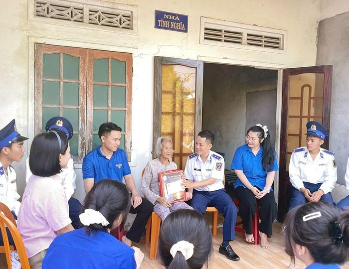 Đảng ủy - Chỉ huy Hải đội 23 thăm hỏi và tặng quà Mẹ Việt Nam Anh hùng Phạm Thị Ca