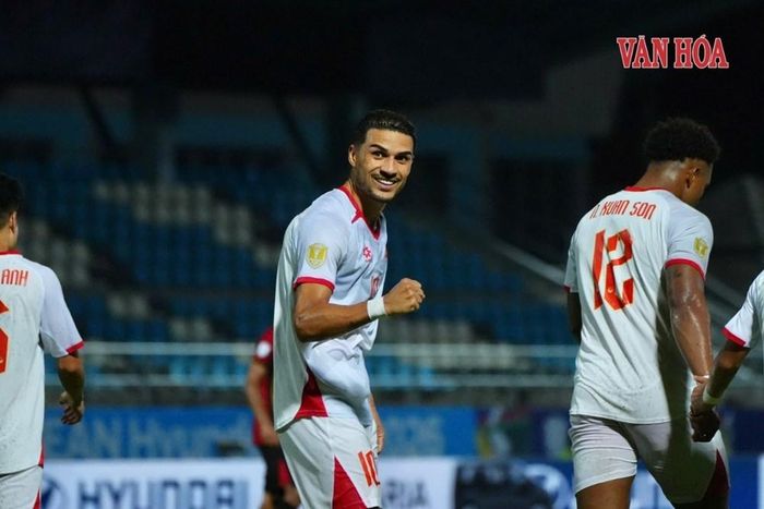 Hoàng Hên xếp thứ hai cùng Paulo Josue của Malaysia và Kakana Khamyok của Thái Lan
