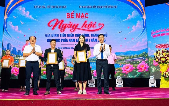 Ban Tổ chức trao giải Nhì cho phần thi biểu diễn thời trang “Gia đình sắc màu”