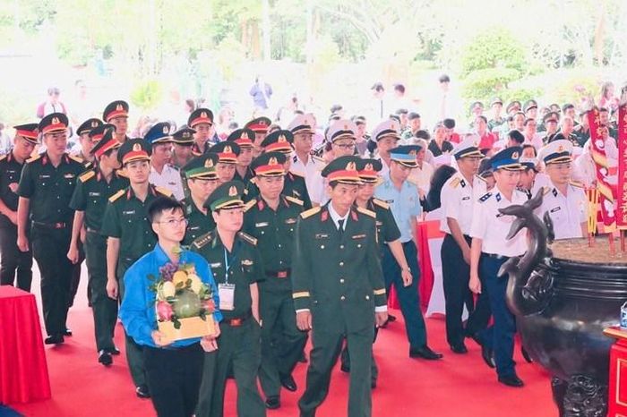 Cán bộ, chiến sĩ lực lượng vũ trang nhân dân dâng hương tại Đền thờ Côn Đảo. Ảnh: Việt Dũng
