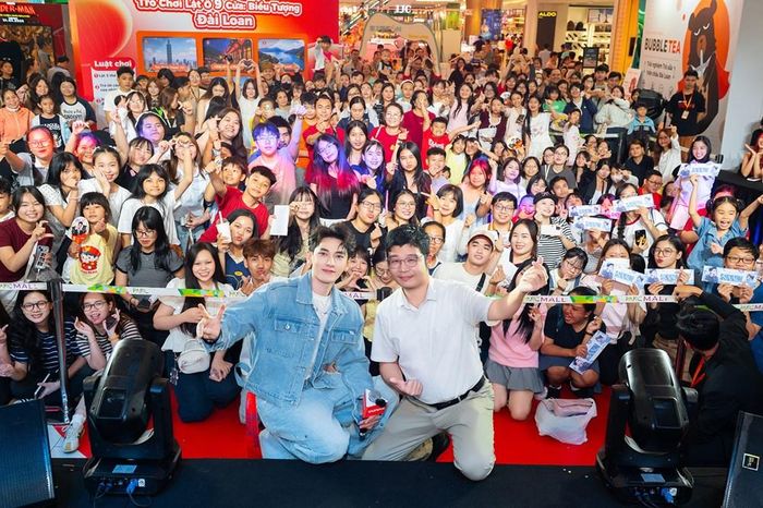 Nam ca sĩ chụp ảnh cùng người hâm mộ