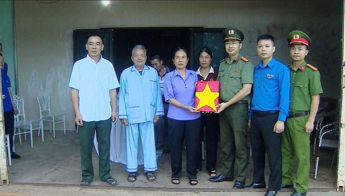 Ban Thanh niên Công an tỉnh Thanh Hóa trao tặng ảnh phục dựng chân dung liệt sĩ cho thân nhân các gia đình có công với cách mạng