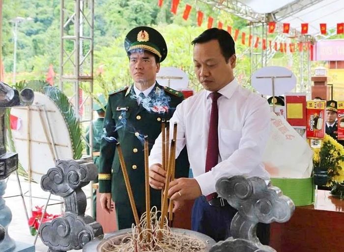 Trung tướng Vũ Trung Kiên, Ủy viên Trung ương Đảng, Tư lệnh Bộ đội Biên phòng và Bí thư Tỉnh ủy Điện Biên Trần Tiến Dũng dâng hương trước tượng đài liệt sĩ Trần Văn Thọ