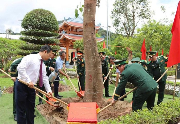 Các đại biểu trồng cây lưu niệm tại khuôn viên Khu tưởng niệm Anh hùng liệt sĩ Trần Văn Thọ