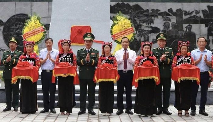 Cắt băng khánh thành công trình sửa chữa, nâng cấp Khu tưởng niệm Anh hùng liệt sĩ Trần Văn Thọ