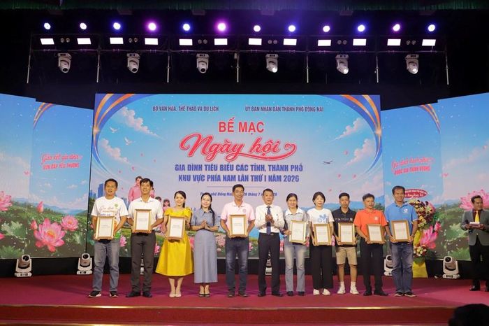 Ông Nguyễn Hữu Đạt, Trưởng cơ quan đại diện Văn phòng Bộ VHTTDL và bà Lê Thị Hồng Kết, Phó Giám đốc Sở VHTTDL tỉnh Tây Ninh trao giải phần thi “Gia đình đồng hành – Nối dài bước chân”