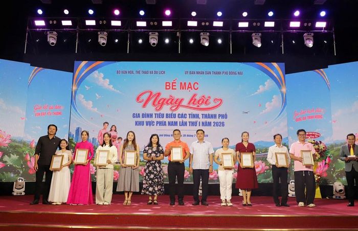 Bà Đào Thị Thanh Thúy, Phó Giám đốc Sở VHTTDL TP. Cần Thơ và ông Trần Công Khánh, Phó Giám đốc Sở VHTTDL tỉnh Vĩnh Long trao giải “Gia đình tài năng”