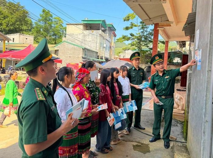 Người dân xã biên giới Sơn Vĩ chăm chú lắng nghe chiến sĩ Biên phòng tuyên truyền về phương thức, thủ đoạn của tội phạm mua bán người