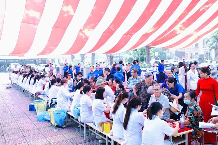 Hàng trăm người có công được chăm sóc sức khỏe, khám bệnh miễn phí
