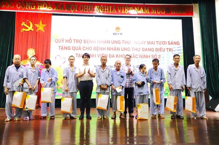 Phó Chủ tịch Thường trực, kiêm Tổng Thư ký Hội Thầy thuốc trẻ Việt Nam Nguyễn Hữu Tú trao quà tặng cho bệnh nhân, gia đình người có công