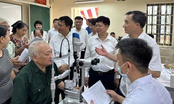 Bác sĩ Bệnh viện Mắt Sông Cầu Bắc Ninh khám bệnh cho người có công