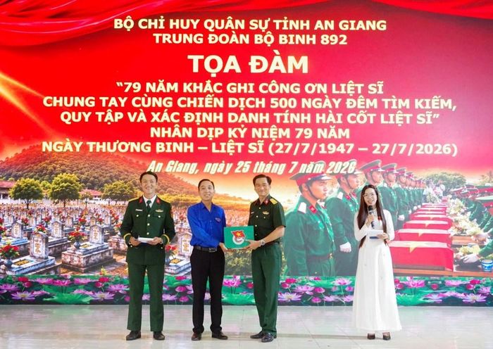 Đại diện Đoàn cơ sở Sở Văn hóa và Thể thao tỉnh An Giang trao tặng sách cho Trung đoàn 892