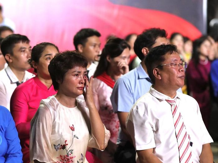 Các đại biểu xúc động theo dõi Chương trình