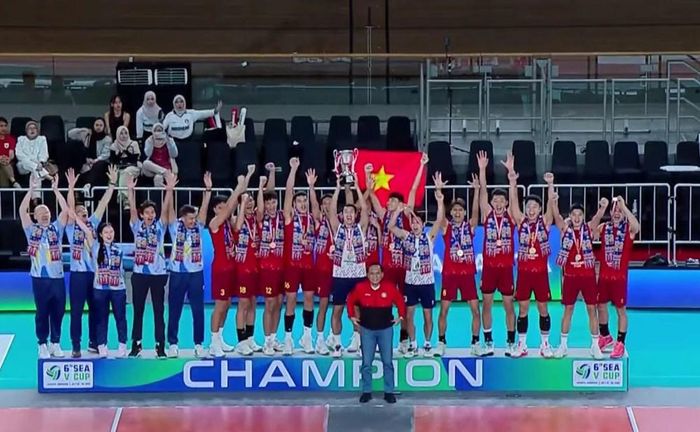 Đội tuyển bóng chuyền nam Việt Nam lần đầu tiên giành chức Vô địch một chặng đấu của sân chơi khu vực. Ảnh: VFV