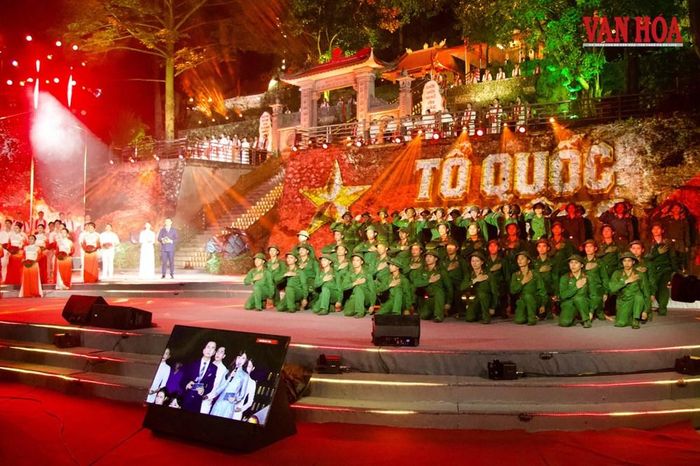 Tiết mục nghệ thuật với hình ảnh người lính hướng về Tổ quốc tại điểm cầu Tuyên Quang