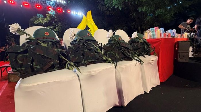 Những hàng ghế không có người ngồi, nhưng lại đầy ắp một sự hiện diện thiêng liêng tại Công viên Lê Thị Riêng