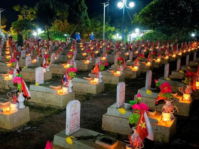 Đoàn viên, thanh niên thắp nến tri ân các anh hùng liệt sĩ