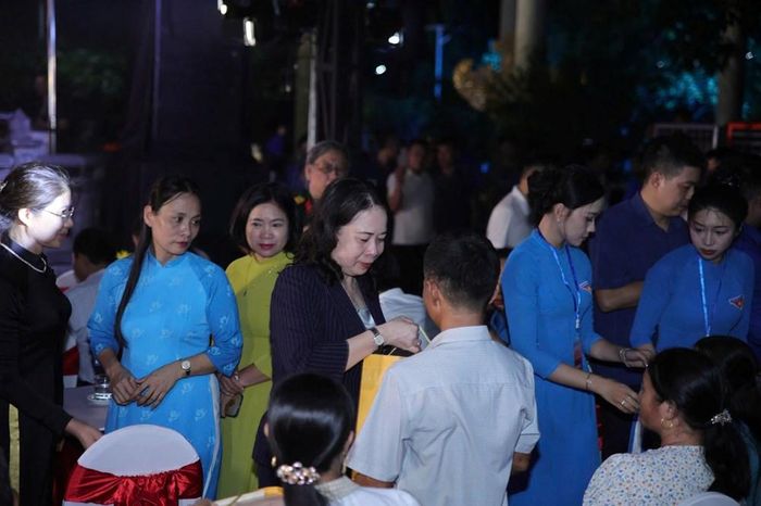 Phó Chủ tịch nước Võ Thị Ánh Xuân trao quà tặng các gia đình chính sách