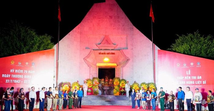 Bí thư Trung ương Đảng, Phó Chủ tịch nước Võ Thị Ánh Xuân cùng lãnh đạo các bộ, ngành Trung ương, tỉnh Nghệ An trao tặng di ảnh cho các gia đình liệt sĩ. Ảnh: Phạm Bằng