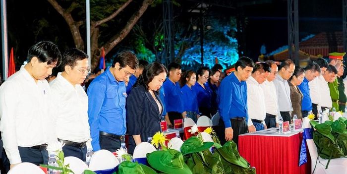 Bí thư Trung ương Đảng, Phó Chủ tịch nước Võ Thị Ánh Xuân cùng lãnh đạo các bộ, ngành Trung ương, tỉnh Nghệ An thực hiện nghi thức chào cờ