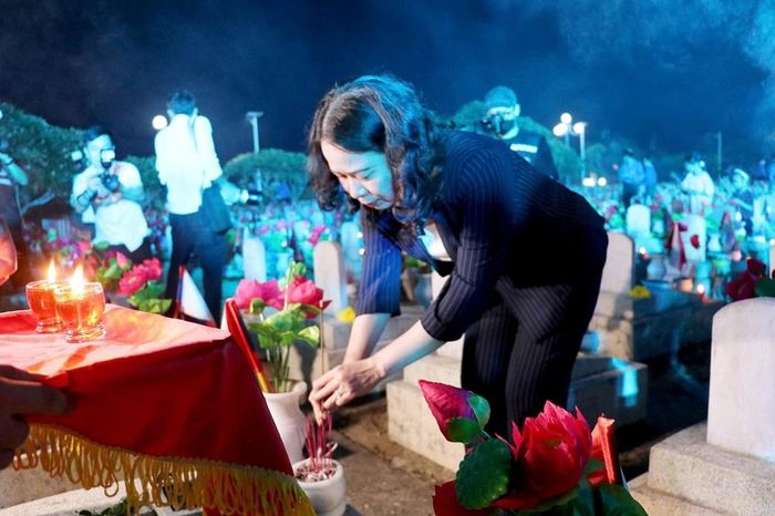 Phó Chủ tịch nước Võ Thị Ánh Xuân dâng hương tại các phần mộ liệt sĩ