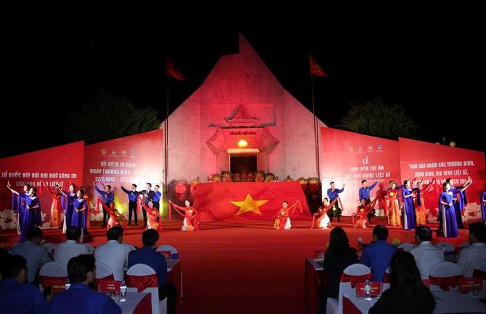 Chương trình văn nghệ tri ân các anh hùng liệt sỹ và người có công với cách mạng. Ảnh: Phan Quỳnh