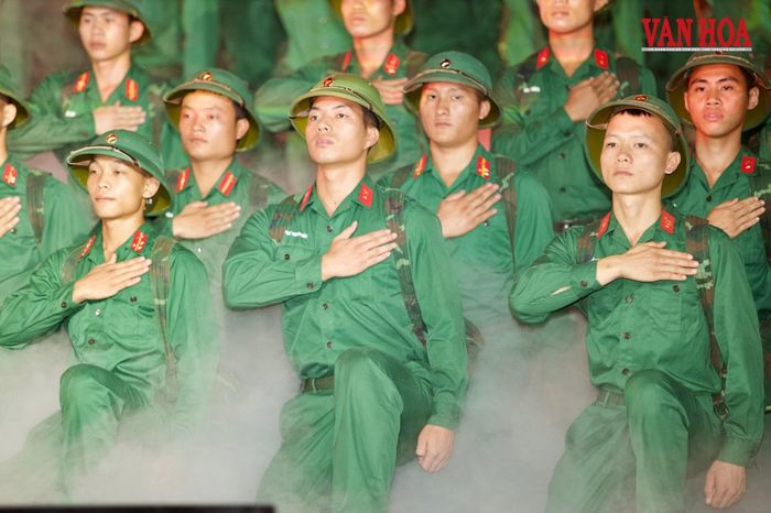 Hình tượng người lính được tái hiện trang nghiêm trong tiết mục nghệ thuật tại Chương trình “Sao sáng dẫn đường”