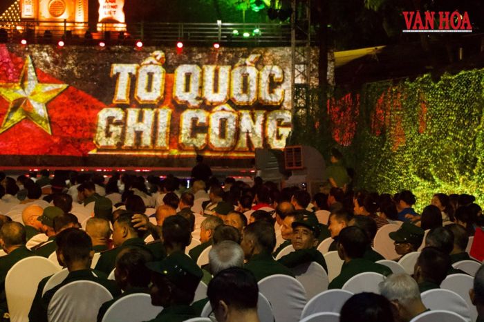 Các cựu chiến binh và đông đảo người dân theo dõi chương trình