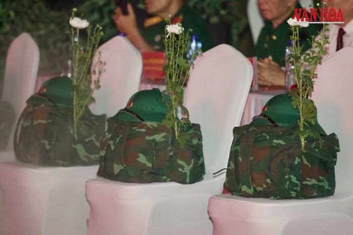 Mũ cối, ba lô và những bông hoa trắng được đặt trang trọng tại khu vực đại biểu như lời tưởng nhớ những người đã hy sinh vì Tổ quốc