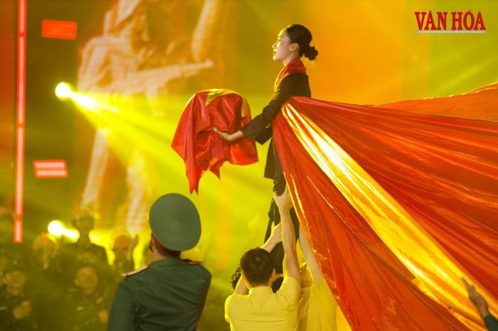 Tiết mục nghệ thuật tái hiện sự hy sinh của người lính qua hình ảnh lá cờ Tổ quốc nhằm lan tỏa thông điệp tri ân các Anh hùng liệt sĩ