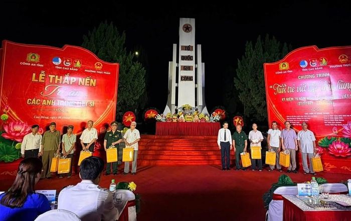 Tại buổi lễ, Ban Tổ chức đã trao quà tri ân các Mẹ Việt Nam Anh hùng, thương binh, bệnh binh và thân nhân liệt sĩ