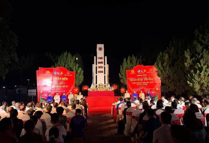 Quang cảnh Lễ thắp nến tri ân các Anh hùng Liệt sĩ và Chương trình “Tuổi trẻ viết tiếp bản hùng ca”