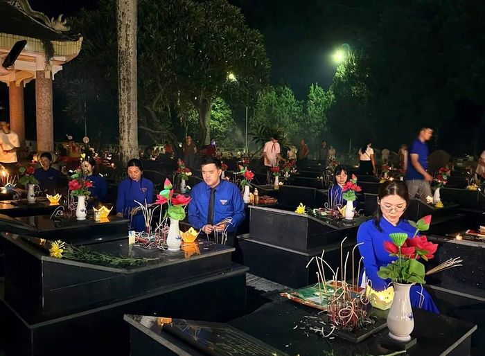 Đoàn viên, thanh niên tỉnh Cao Bằng thắp nến, dâng hương tri ân trên từng phần mộ liệt sĩ tại Nghĩa trang Liệt sĩ Thanh Sơn