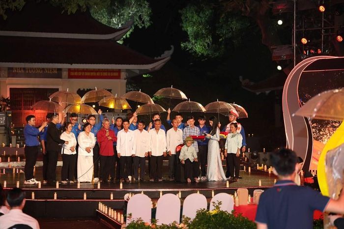 Gia đình liệt sĩ Huỳnh Văn Quên xuất hiện trong chương trình cầu truyền hình “Sao sáng dẫn đường” tại Công viên Lê Thị Riêng