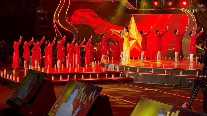 Các tiết mục cũng là lời tri ân sâu sắc gửi đến các Anh hùng liệt sĩ đã hy sinh vì độc lập, tự do của Tổ quốc