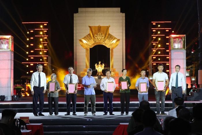 Tổng Bí thư, Chủ tịch nước Tô Lâm và Thủ tướng Chính phủ Lê Minh Hưng trao kết quả xác định danh tính hài cốt liệt sĩ thông qua giám định ADN cho gia đình thân nhân liệt sĩ tại điểm cầu Tượng đài Bắc Sơn (Hà Nội)
