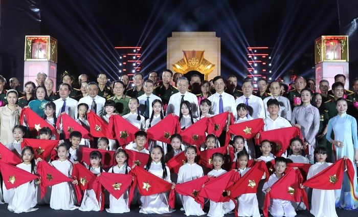Tổng Bí thư, Chủ tịch nước Tô Lâm; Thủ tướng Chính phủ Lê Minh Hưng; các đồng chí lãnh đạo Đảng, Nhà nước cùng các đại biểu tại điểm cầu Tượng đài Bắc Sơn, Hà Nội