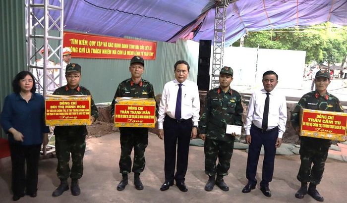 Chủ tịch Quốc hội Trần Thanh Mẫn, Thường trực Ban Bí thư Trần Cẩm Tú và Chủ tịch Ủy ban Trung ương MTTQ Việt Nam Bùi Thị Minh Hoài tặng quà, động viên lực lượng làm nhiệm vụ tại Công viên Lê Thị Riêng
