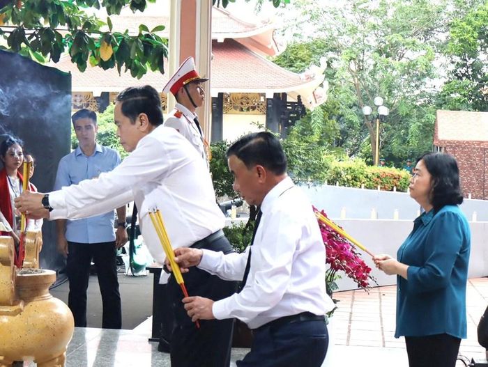 Chủ tịch Quốc hội Trần Thanh Mẫn, Thường trực Ban Bí thư Trần Cẩm Tú và Chủ tịch Ủy ban Trung ương MTTQ Việt Nam Bùi Thị Minh Hoài dâng hương tại nhà bia tưởng niệm các Anh hùng liệt sĩ hy sinh trong cuộc Tổng tiến công và nổi dậy Tết Mậu Thân 1968