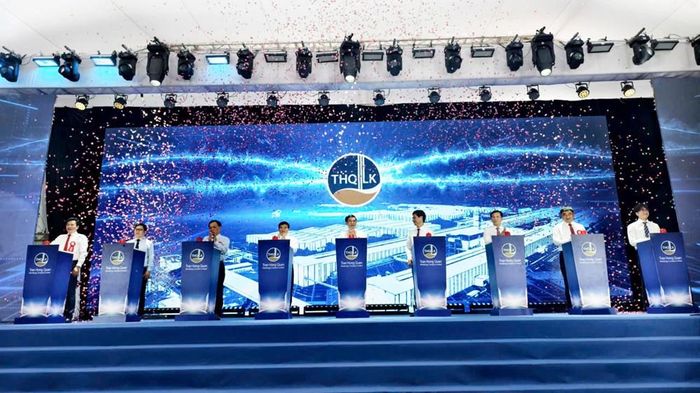 Các đại biểu thực hiện nghi thức công bố thỏi nhôm đầu tiên của Việt Nam